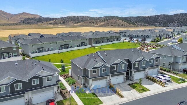 Photo - Spacious 5-Bedroom End-Unit Townhome with ...