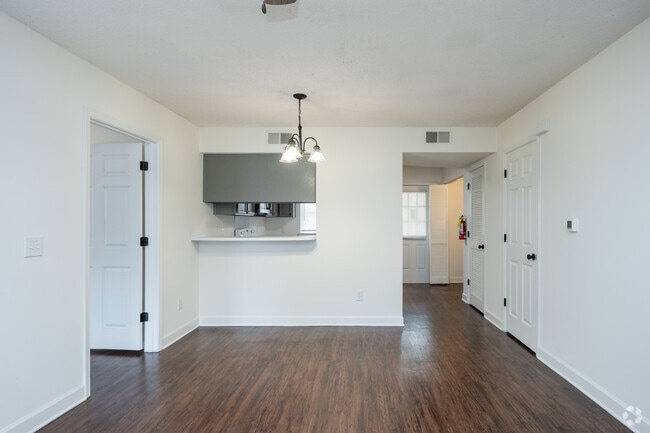 3BR, 2BA - 1,331SF - Living Room - Creekside Retreat Townhomes