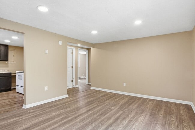 Photo - 2 Bed / 1 Bath. Off street parking. Unidad 4