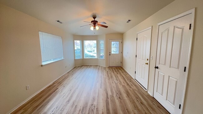 Building Photo - 3 Bedroom 2 Bath Duplex