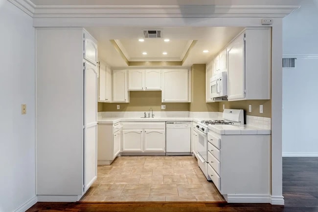 Photo - 17155 Chatsworth St Unidad 7