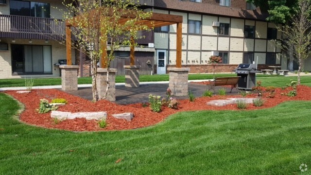 Grilling Area - Oaks at Bentonshire Rental