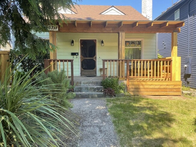 Building Photo - Amazing Well Kept Secret! 4bed 1.5bath Bungalow!