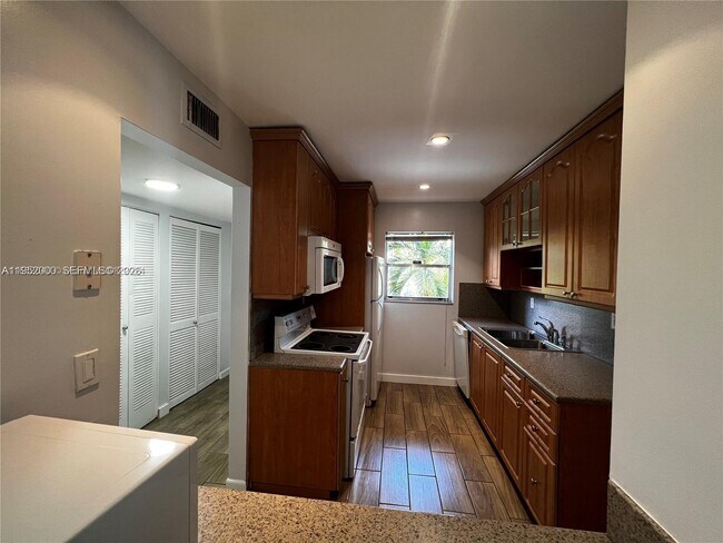 Photo - 4111 Stirling Rd Unit 308