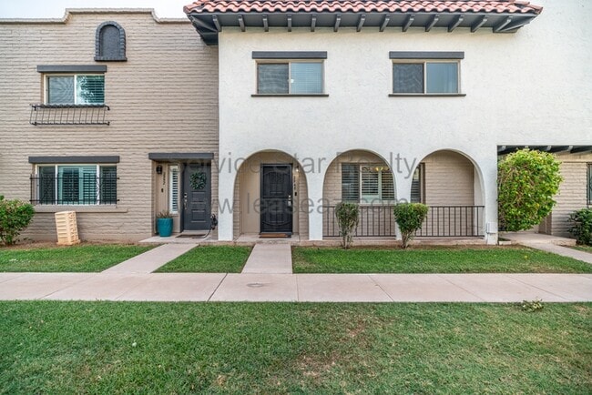 Photo - 2948 E Clarendon Ave