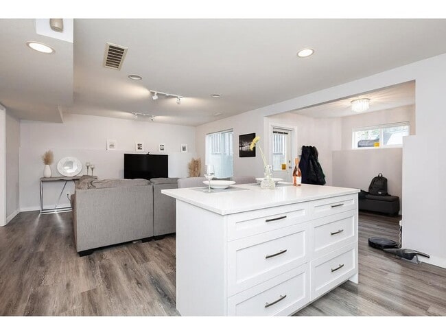 Coin salon - 18471 68A Av