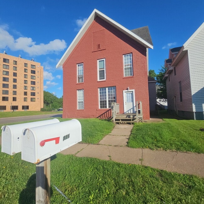 2 bedroom in proximity to UWEC and downtown - 9 Month Lease!