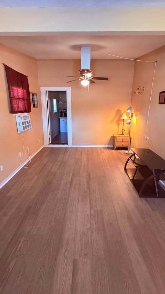 Building Photo - 3324 Webber St Unit Studio