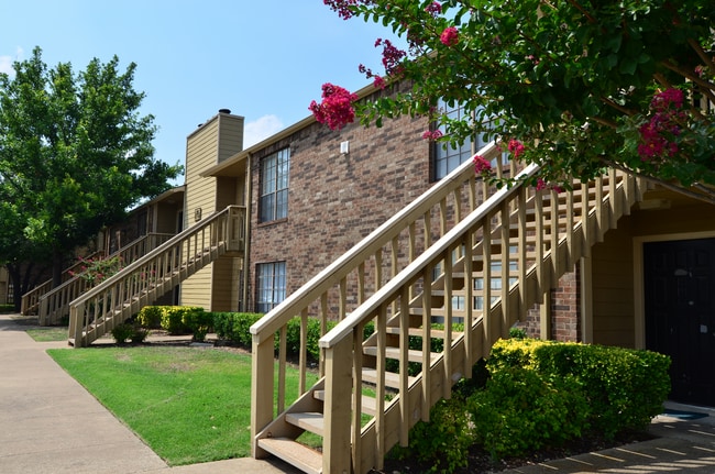 Woodbridge Crossing Apartments