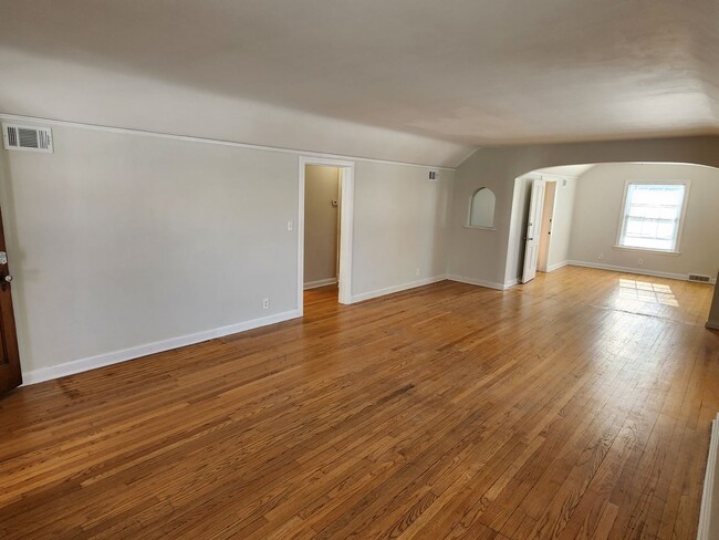 Photo - Shorewood 2 bedroom upper