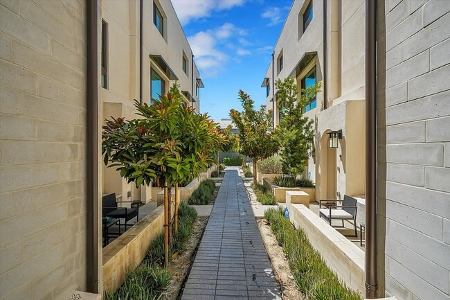 Photo - 2927 Exposition Pl