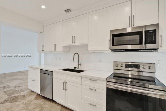 Building Photo - 90 Edgewater Dr Unit PH 18