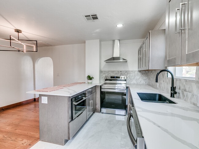 Photo - 2212 N Kelham Ave