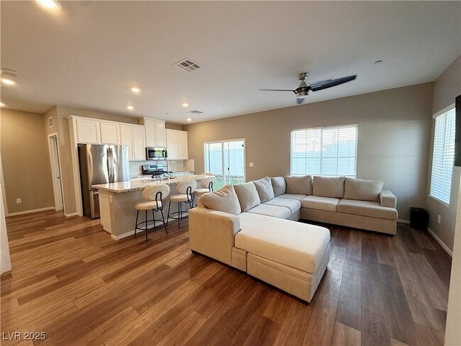 Photo - 525 Mossy Cup St