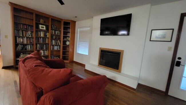 Photo - 2-Bedroom, 3-Bathroom Home - Utilities Included