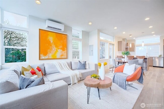 Building Photo - Seward Park Modern 2-Bedroom Home