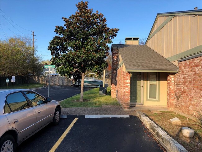 Photo - 914 W Meadowmere Ln