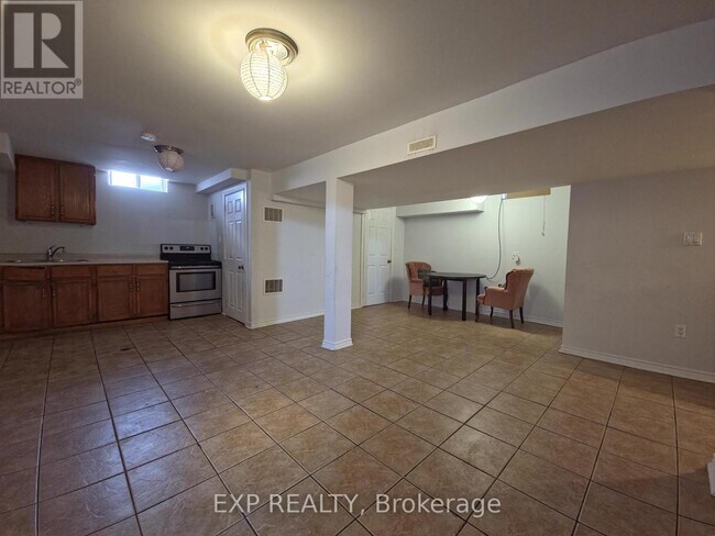 Photo - 5815 Riverdale Crescent