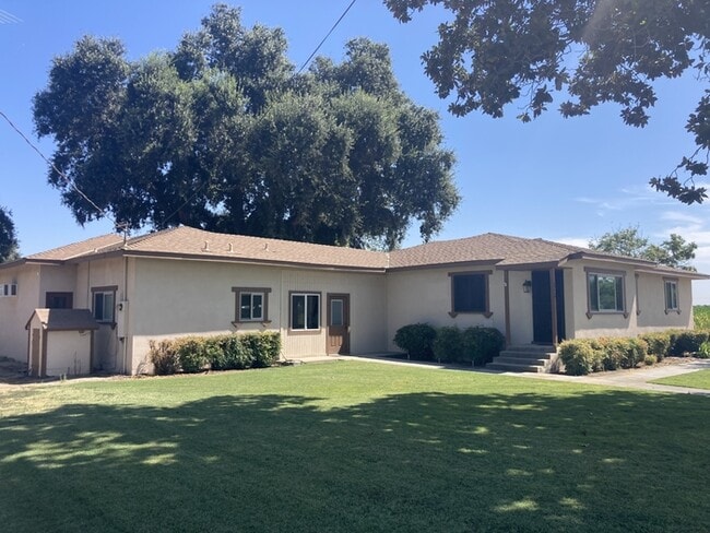 Building Photo - Turlock Country Living 3 Bedroom 2 Bath Home