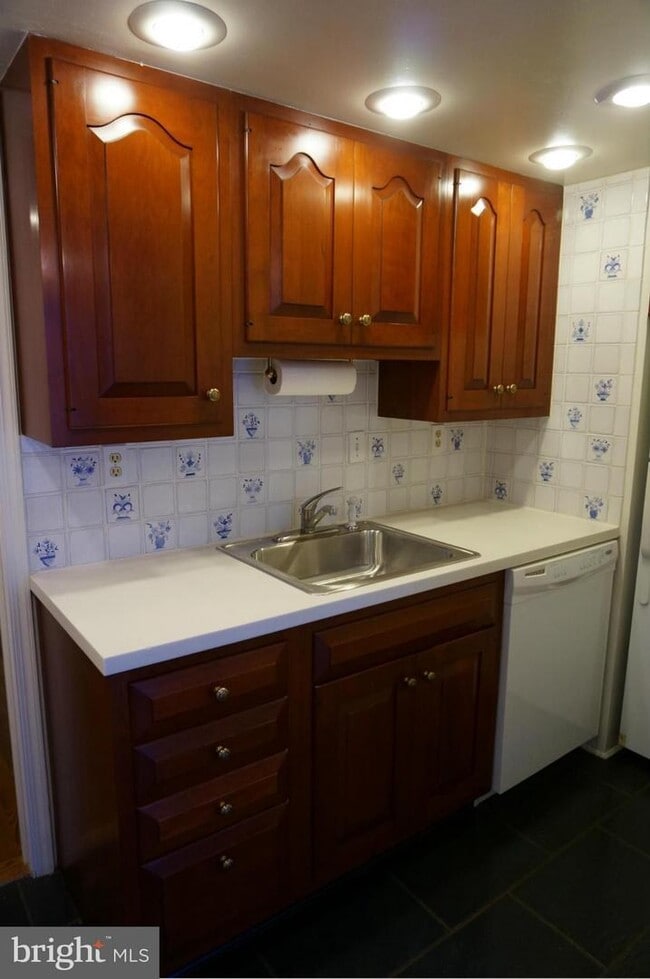 Kitchen - 6639 Hillandale Rd