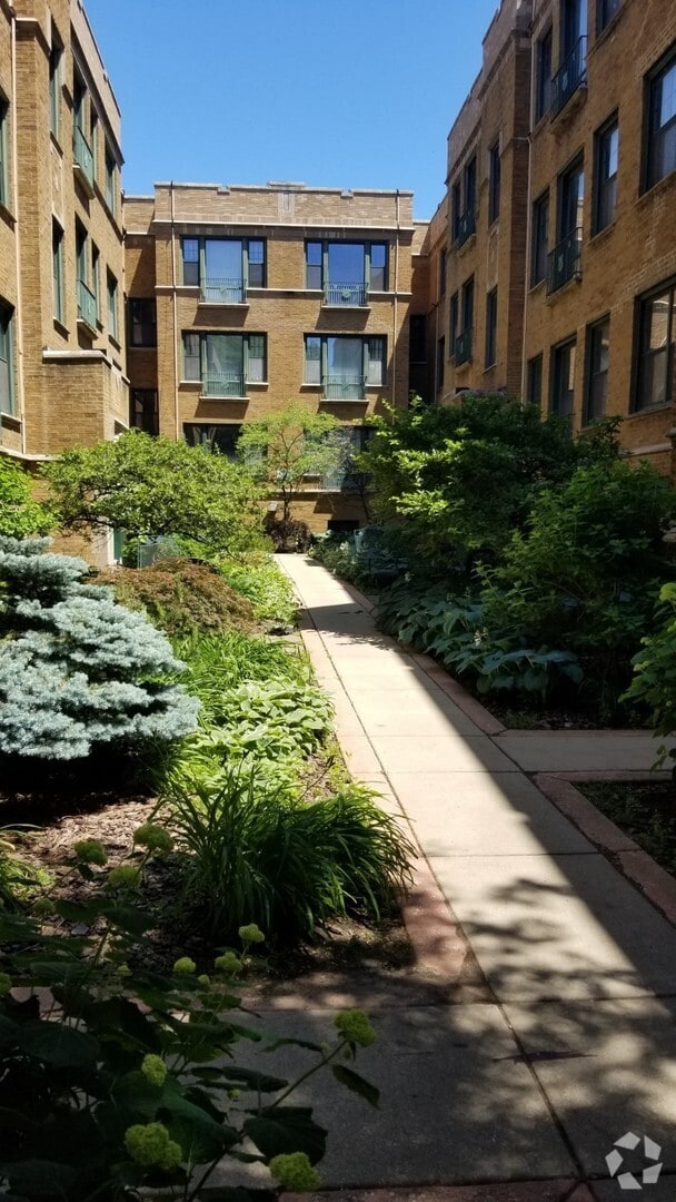 Building Photo - 7025 N Sheridan Rd Unit 1S Rental