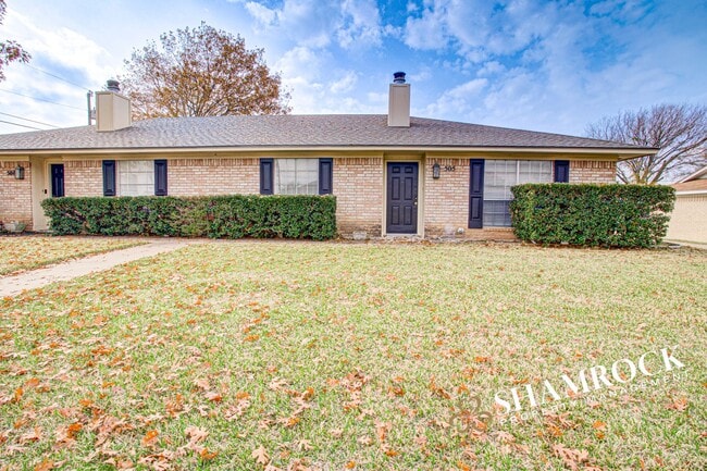 Building Photo - Duplex in Midway ISD!