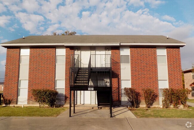Building Photo - 1801 Cedarhill Dr Rental