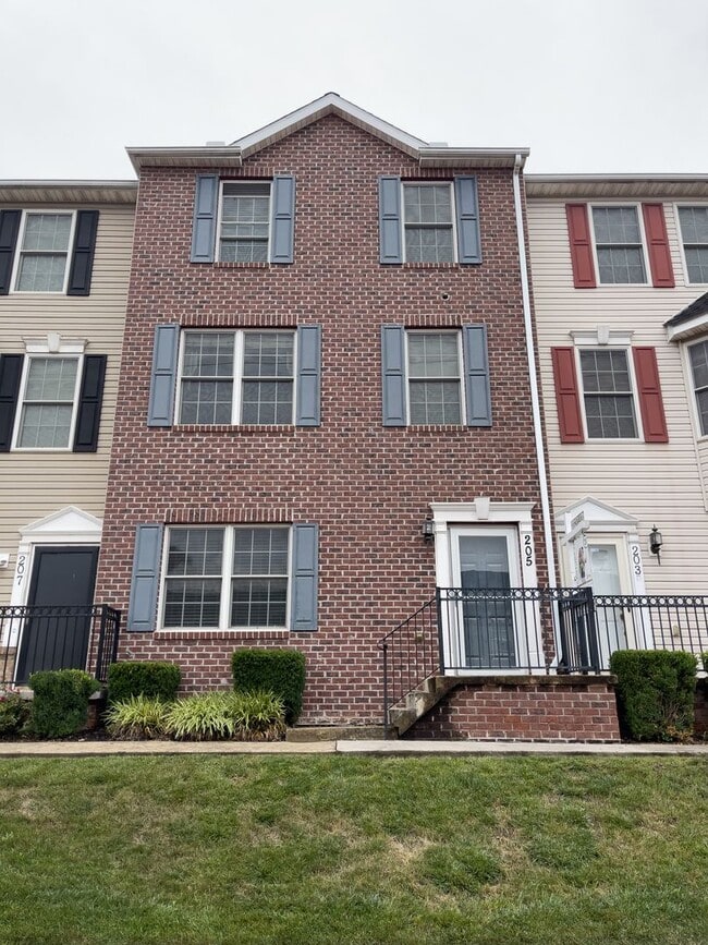 Building Photo - 3BR/ 2.5 Bath Modern Townhouse