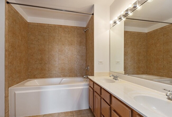 Building Photo - "Modern 2-Bed, 2-Bath Gem in Chicago's Heart – Fully Equipped for Urban Living!"