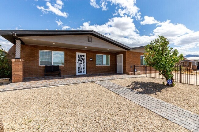 Building Photo - Spacious 4-bedroom available 6/1 Rental