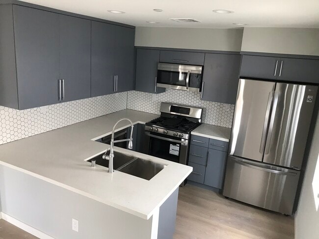 4271 1/2 Rosewood Ave.