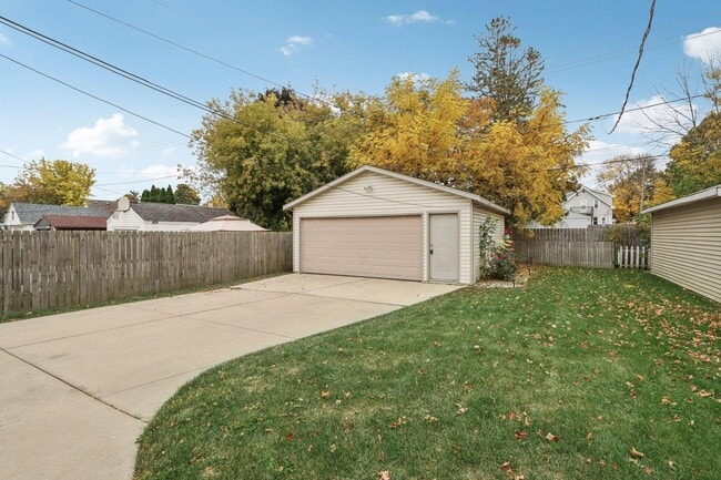 Photo - 2451 S 68th St