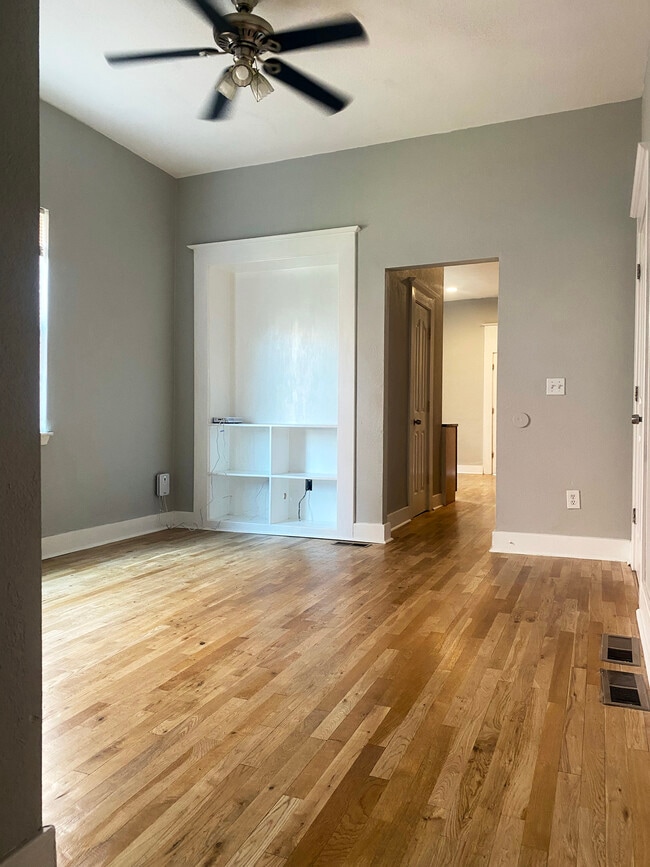 Sala de estar - 1404 Knox Ct