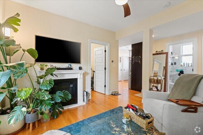 Building Photo - 2 bedroom in Chicago IL 60647 Unit 2 Rental