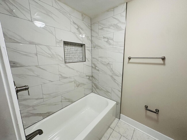 "Charming Retreat in Memphis: Spacious 1171 Sq Ft with Full Bathroom!"