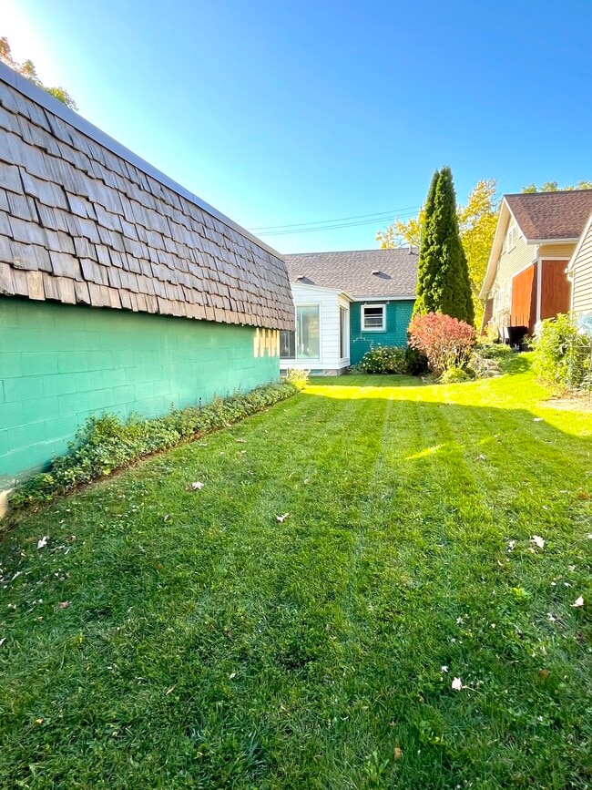 Photo - 706 Grand Ave NE