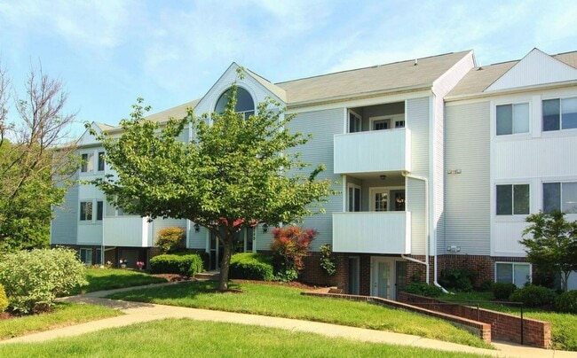 Building Photo - Spacious Two Bedroom Condo Unit 2B