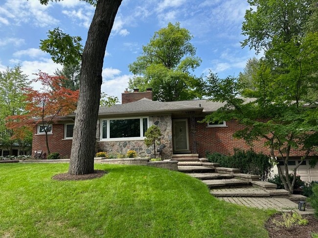 Building Photo - 1700 Hamilton Dr