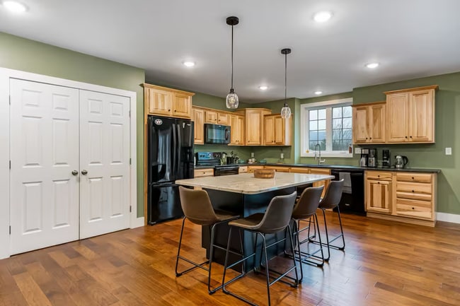 Photo - 4 Bedroom in Waterbury, VT Available on 7/1 (Furnished + Utilities included)