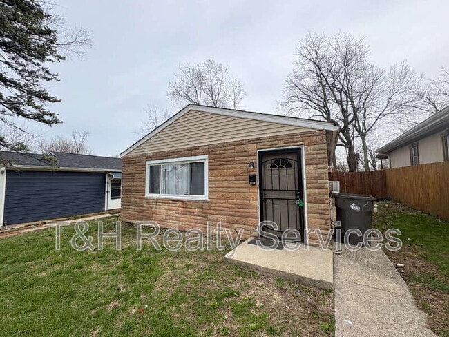 Photo - 3125 N Gladstone Ave