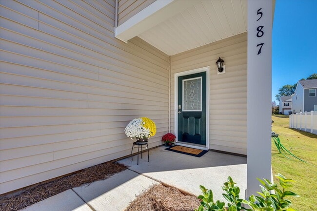 Photo - 587 King Clover Ln