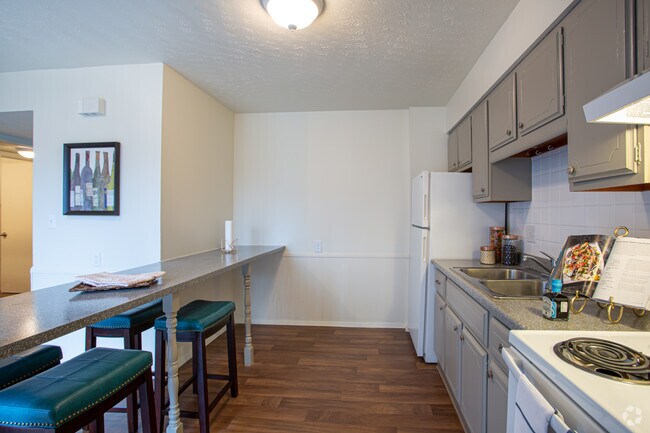 2BR, 1BA - 1000 SF
