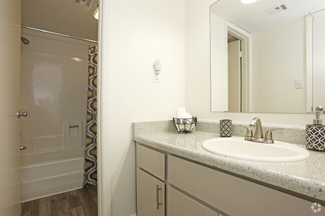 1BR, 1BA - 618 SF