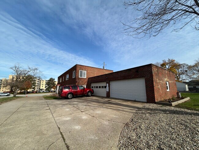 Photo - 20041 Lorain Rd Unidad 2