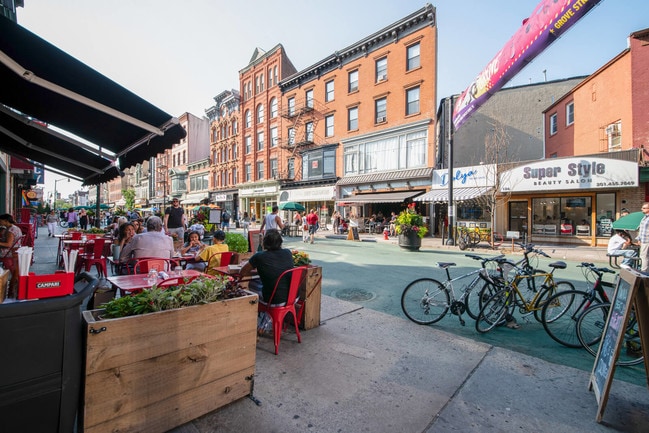 Active city center with shopping - Windsor at Liberty House