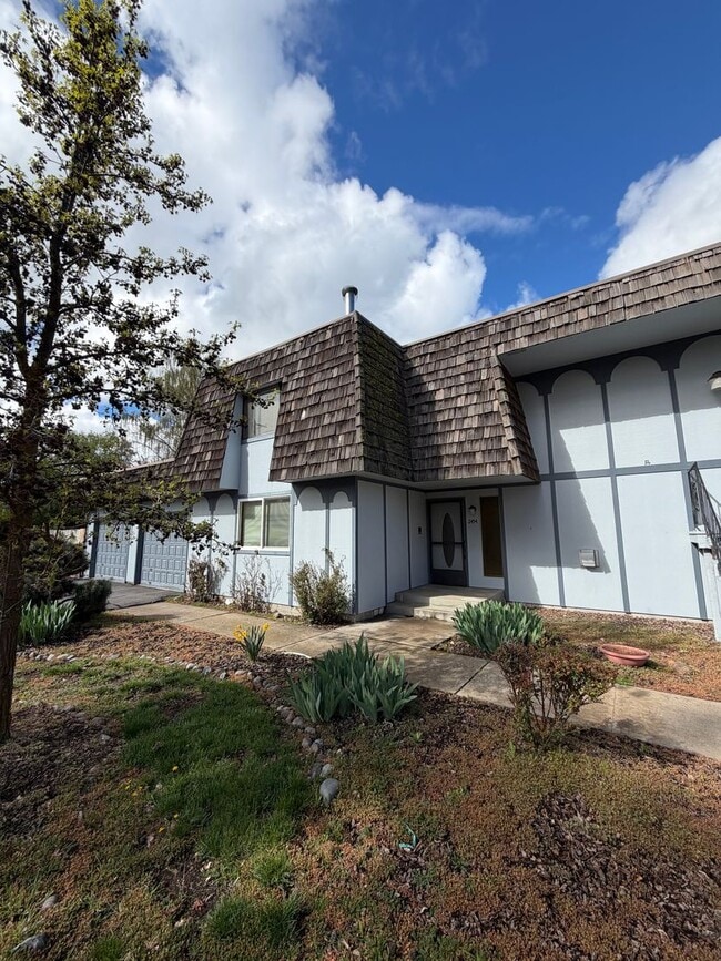 Building Photo - 3bdrm, 2.5 bath oversized double car garage with lake views and fenced yard