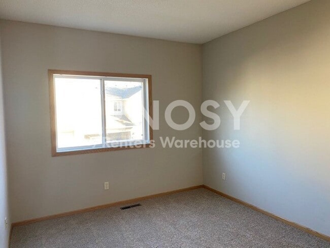 Photo - 689 Kingfisher Ln
