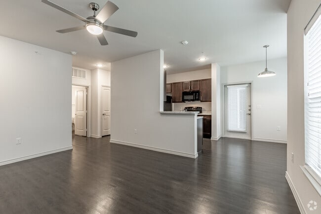 2BR, 2BA - 997 SF