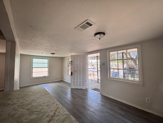 Photo - 2621 Tarlton St