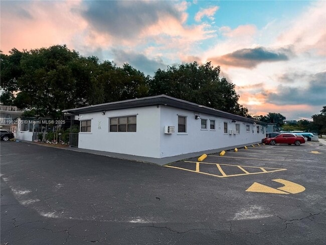 Building Photo - 13390 NE 6th Ave Unit 7